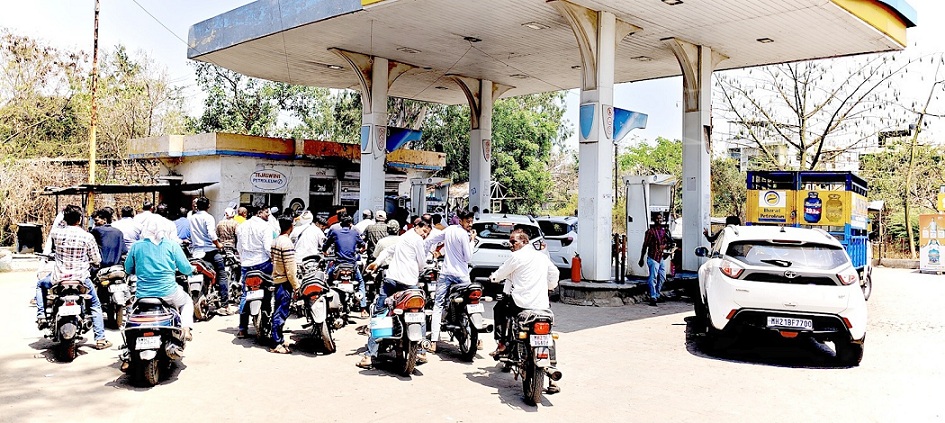 पेट्रोल पंपांवर नागरिकांची गर्दी; जालन्यात पुरेसा साठा असल्याचे प्रशासनाचे स्पष्टीकरण