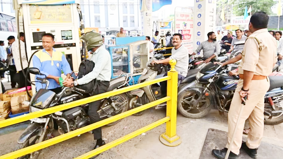 जालना जिल्ह्यात पेट्रोल-डिझेल पुरवठा सुरळीत; विक्रीवरील मर्यादा रद्द-जिल्हा पुरवठा अधिकारी सविता चौधर