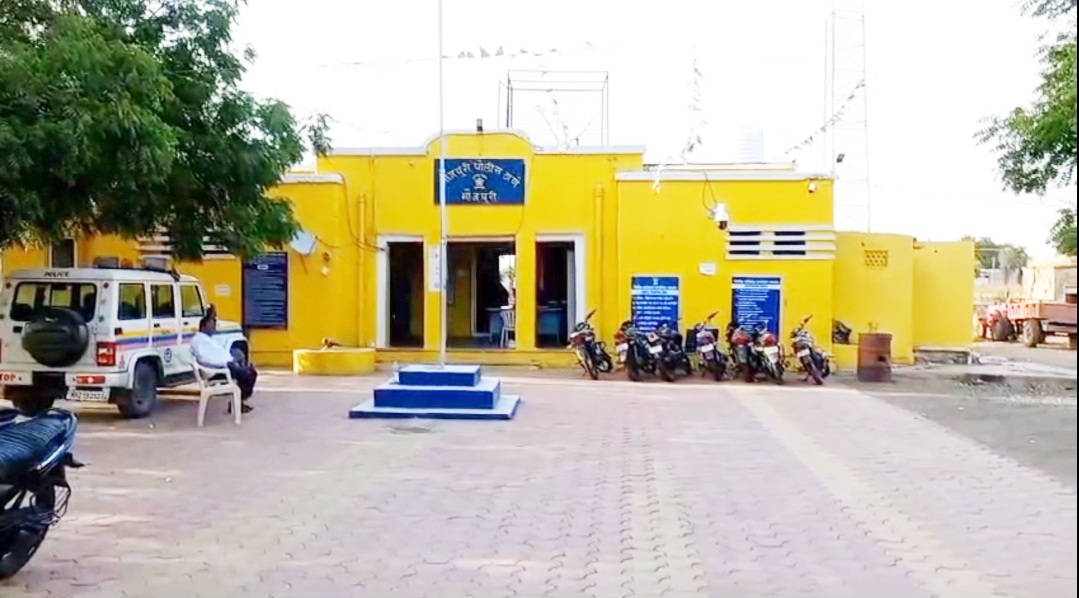 मौजपुरी पोलीसांचा हातवन येथील हातभट्टी दारू विक्रीवर छापा; 35 लिटर गावठी दारू जप्त; गुन्हा दाखल 