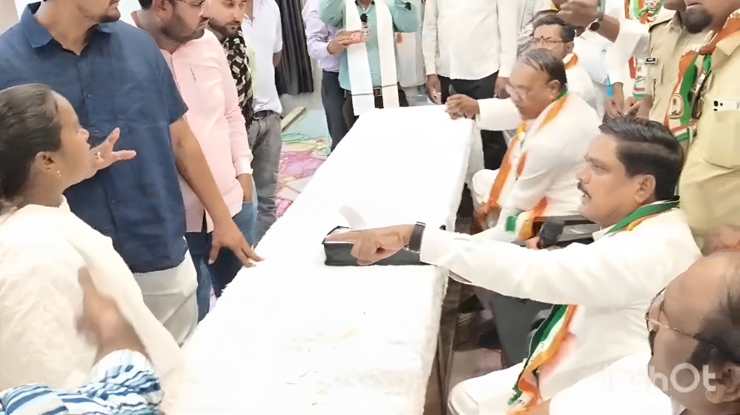 आयएमए हॉलमधील काँग्रेस बैठकीत वाद; नंदा पवार-राजाभाऊ देशमुख आमनेसामने