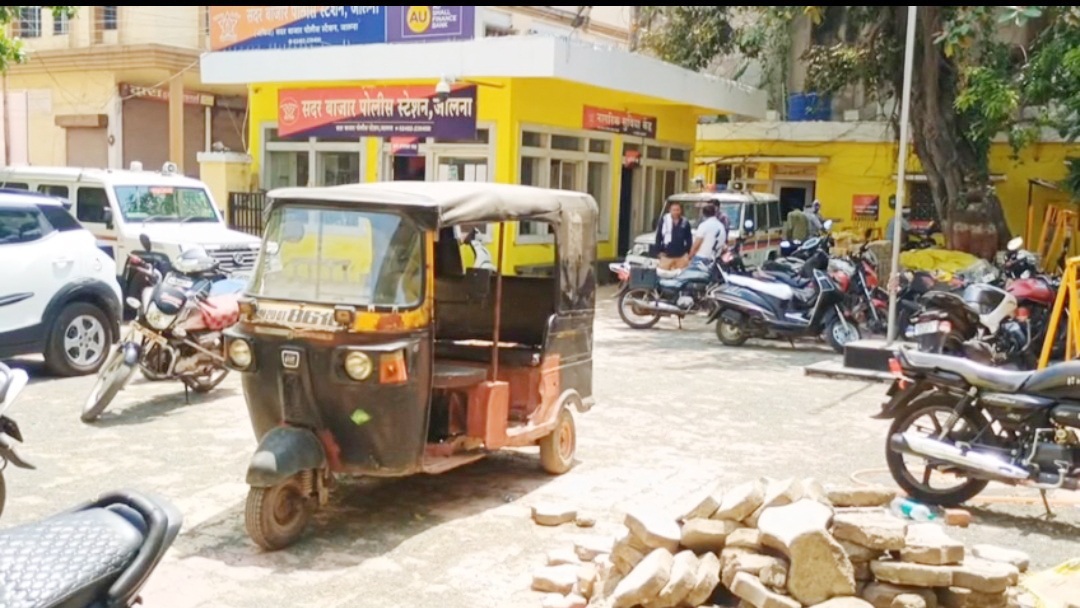 जालना शहरातील मंगळबाजारातून गोवंशीय मांसासह रिक्षा जप्त; दोघांवर गुन्हा दाखल