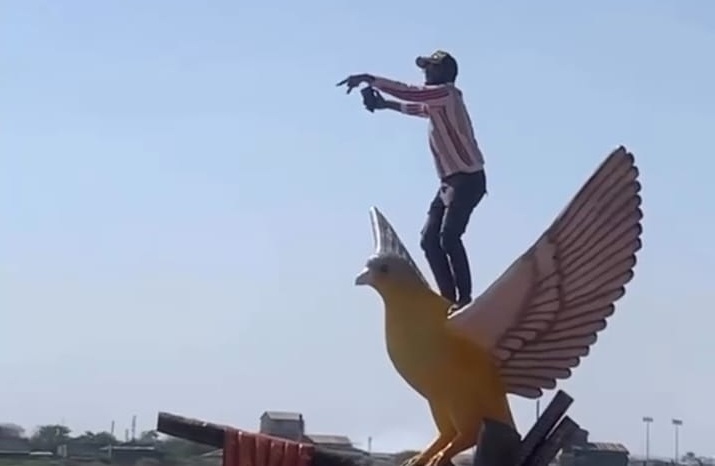 गरुड प्रतिमेवर डान्स करून व्हिडिओ व्हायरल करणारा युवक अटकेत