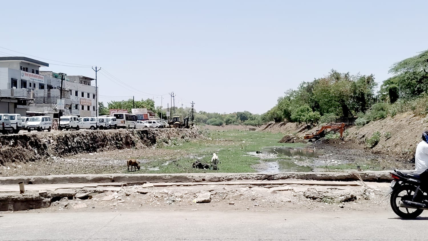 जालना बसस्थानकाजवळील सीना नदीचे पात्र रुंदीकरण सुरू