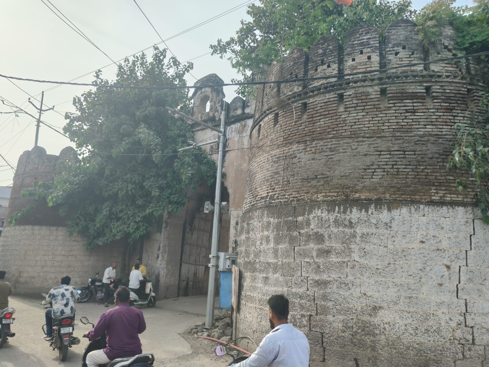 मूर्ती दरवाजाच्या पाडकामानंतर आता महानगरपालिकेची नजर दर्गाह दरवाजावर; 