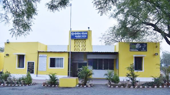 घर दाखविण्याच्या बहाण्याने शेतकर्‍याची अश्लील छायाचित्रे काढली; 