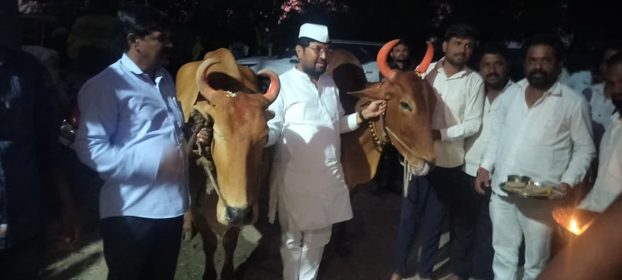बाजीउमरद येथे अर्जुनराव खोतकर यांच्या हस्ते बैलांची विधीवत पूजा