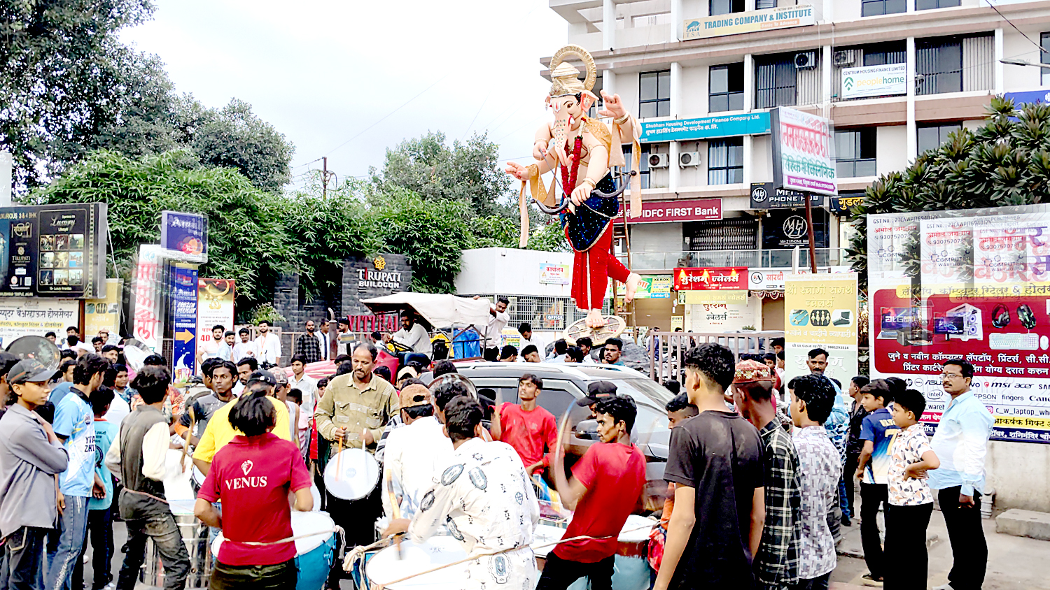 गणरायाच्या आगमनासाठी जालना नगरी सज्ज; बाजारपेठेत बालगोपालांसह नागरिकांची तुफान गर्दी