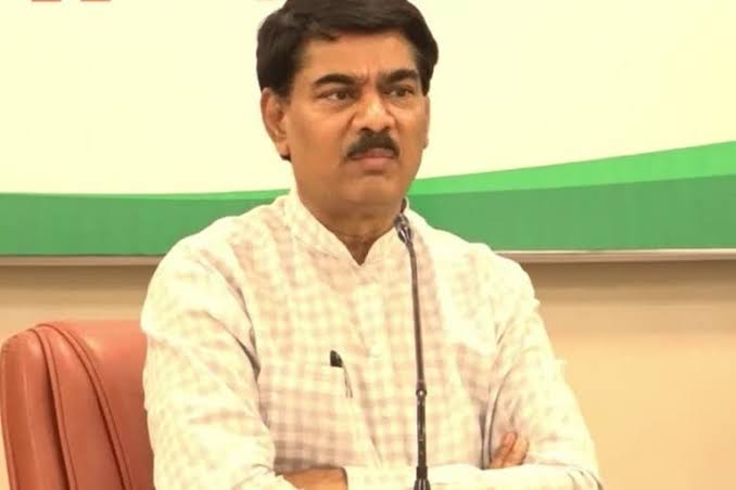 दुष्काळ जाहीर करण्यासह पाणी, सिंचन व विकासासाठी भरीव आर्थिक तरतूद करा; मुख्यमंत्री देवेंद्र फडणवीस यांच्याकडे डॉ. संजय लाखे-पाटील यांची मागणी
