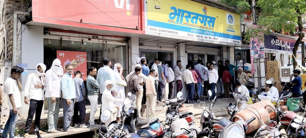 गॅस तुटवड्यामुळे नागरिक हैराण; एजन्सी कार्यालयांसमोर मोठी गर्दी