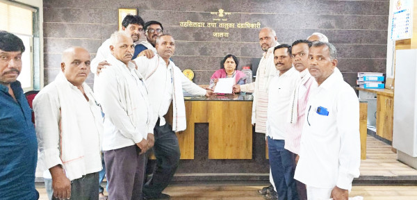 शेतकर्‍यांच्या प्रश्नांवर खासदारांना बोलू दिले नाही; काँग्रेस व किसान काँग्रेसकडून तहसीलदारांना निवेदन