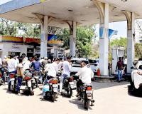 पेट्रोल पंपांवर नागरिकांची गर्दी; जालन्यात पुरेसा साठा असल्याचे प्रशासनाचे स्पष्टीकरण