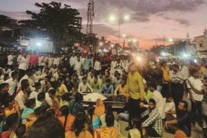 मनपा घर पाडणार, धास्तीने तरुणाने जीवन संपवलं; मृतदेह रस्त्यावर ठेवत नागरिकांचे रस्तारोक