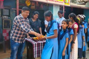 शैक्षणिक सहलीनिमित्त जिल्हा परिषद शाळा विरार येथे माया फाउंडेशनकडून विद्यार्थ्यांना फळे वाटप