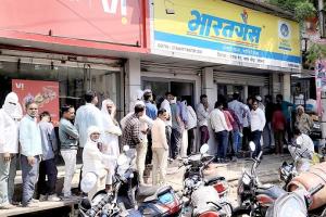 गॅस तुटवड्यामुळे नागरिक हैराण; एजन्सी कार्यालयांसमोर मोठी गर्दी