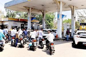 पेट्रोल पंपांवर नागरिकांची गर्दी; जालन्यात पुरेसा साठा असल्याचे प्रशासनाचे स्पष्टीकरण