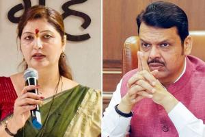 मुख्यमंत्र्यांचा आदेश; रुपाली चाकणकरांचा राजीनामा