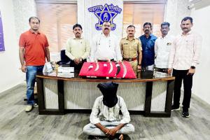 संजय नगर भागात तलवार बाळगून दहशत माजवणारा तरुण जेरबंद; तीन धारदार तलवारी जप्त; गुन्हे शाखेची कारवाई