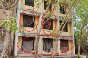 वसतीगृह की भग्न इमारत? सामाजिक न्याय विभागाचा निष्काळजीपणा; मागासवर्गीय विद्यार्थ्यांना नरकयातना; सामाजिक कार्यकर्ते आक्रमक