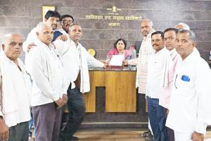 शेतकर्‍यांच्या प्रश्नांवर खासदारांना बोलू दिले नाही; काँग्रेस व किसान काँग्रेसकडून तहसीलदारांना निवेदन