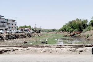 जालना बसस्थानकाजवळील सीना नदीचे पात्र रुंदीकरण सुरू