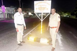 अपघातमुक्त जालना मोहिमेला वेग; वाहतूक शाखेकडून रिफ्लेक्टर बसवून सुरक्षिततेचा दिला संदेश