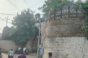 मूर्ती दरवाजाच्या पाडकामानंतर आता महानगरपालिकेची नजर दर्गाह दरवाजावर; 