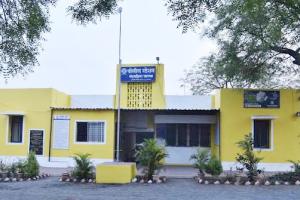 घर दाखविण्याच्या बहाण्याने शेतकर्‍याची अश्लील छायाचित्रे काढली; 