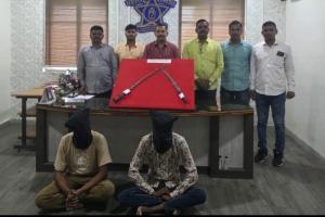 अवैध शस्त्र बाळगणारे दोन तरुण जेरबंद; दोन तलवारी जप्त स्थानिक गुन्हे शाखेची कारवाई