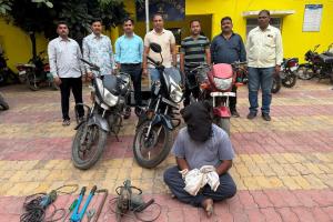 घरफोडीसाठी मोटारसायकली, कटर, तलवारीचा वापर; घरफोडीच्या चार गुन्ह्यांतील फरार आरोपी जेरबंद; 