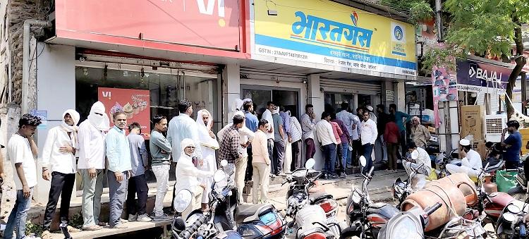गॅस तुटवड्यामुळे नागरिक हैराण; एजन्सी कार्यालयांसमोर मोठी गर्दी